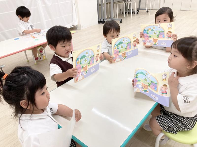 シール貼りをしました。《大阪市西区,新町にある幼児教育一体型保育園HUGアカデミー、一時預かり、一時保育》