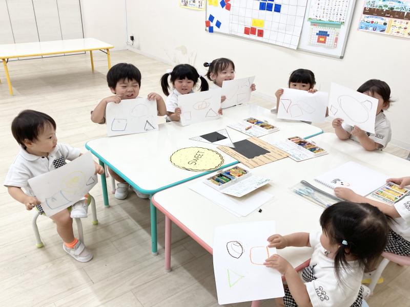 絵画をしました。《大阪市西区,新町にある幼児教育一体型保育園HUGアカデミー、一時預かり、一時保育》