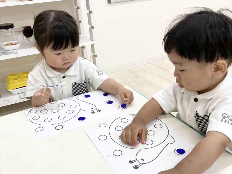 シールワークをしました。《大阪市西区,新町にある幼児教育一体型保育園HUGアカデミー、一時預かり、一時保育》