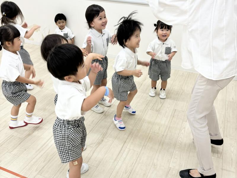 リトミックをしました。《大阪市西区,新町にある幼児教育一体型保育園HUGアカデミー、一時預かり、一時保育》