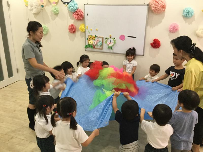 みんなでたのしくリトミック♫«大阪市西区新町、幼児教室一体型保育園»
