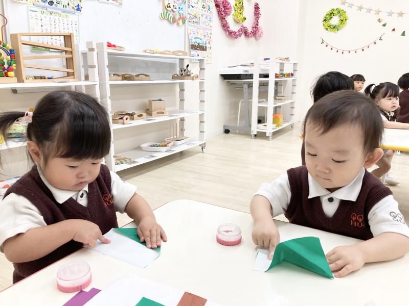 折り紙をしました《大阪市西区,新町にある幼児教育一体型保育園HUGアカデミー、一時預かり、一時保育》