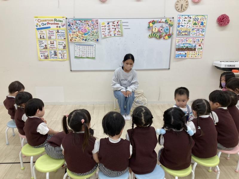 今日のカリキュラムは英語です！《大阪市西区、新町にある幼児教室一体型保育園》