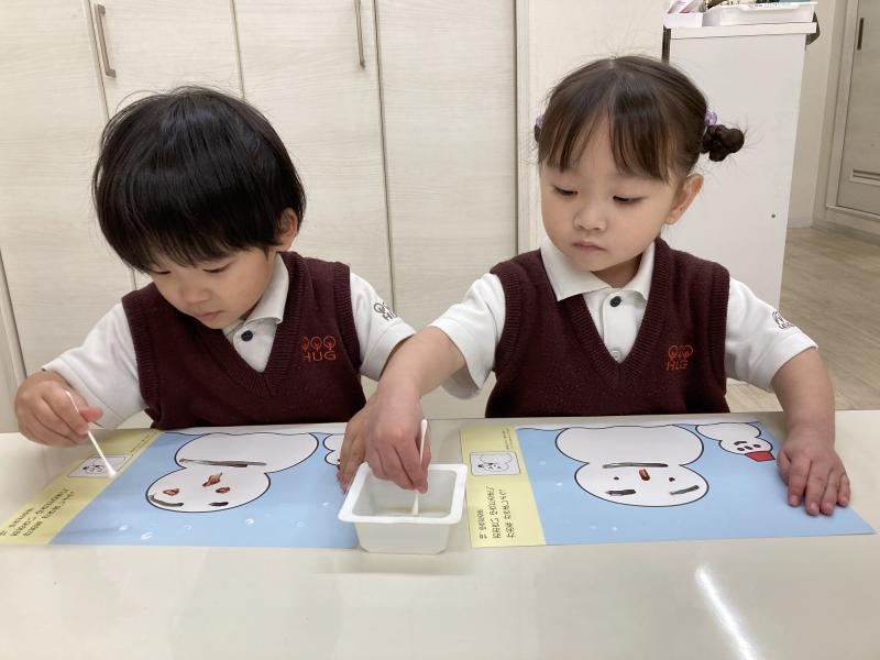 雪だるまの顔を描きました！《大阪市西区新町にある幼児教室一体型保育園》