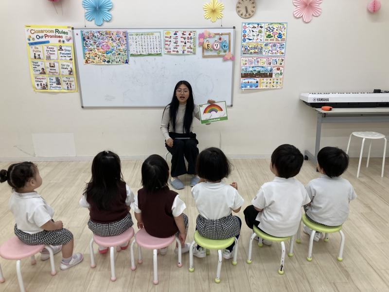 英語レッスン♪《大阪市西区新町にある幼児教室一体型保育園》