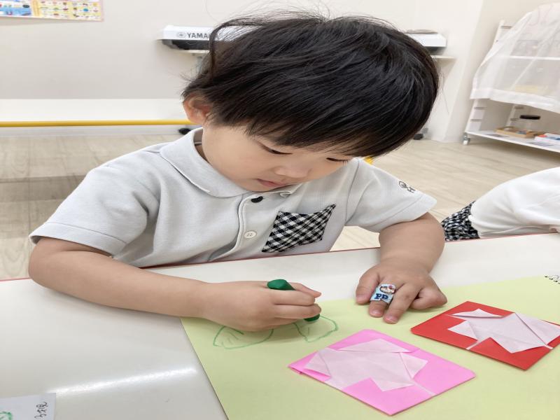 折り紙でお花を折りました！《大阪市西区,新町にある幼児教育一体型保育園HUGアカデミー、一時預かり、一時保育》