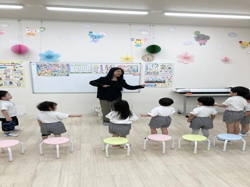 ライカ先生の英語レッスン！《大阪市西区,新町にある幼児教育一体型保育園HUGアカデミー、一時預かり、一時保育》