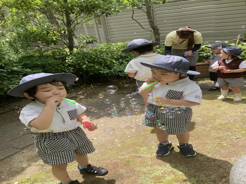 シャボン玉をしました♪《大阪市西区新町にある幼児教室一体型保育園》