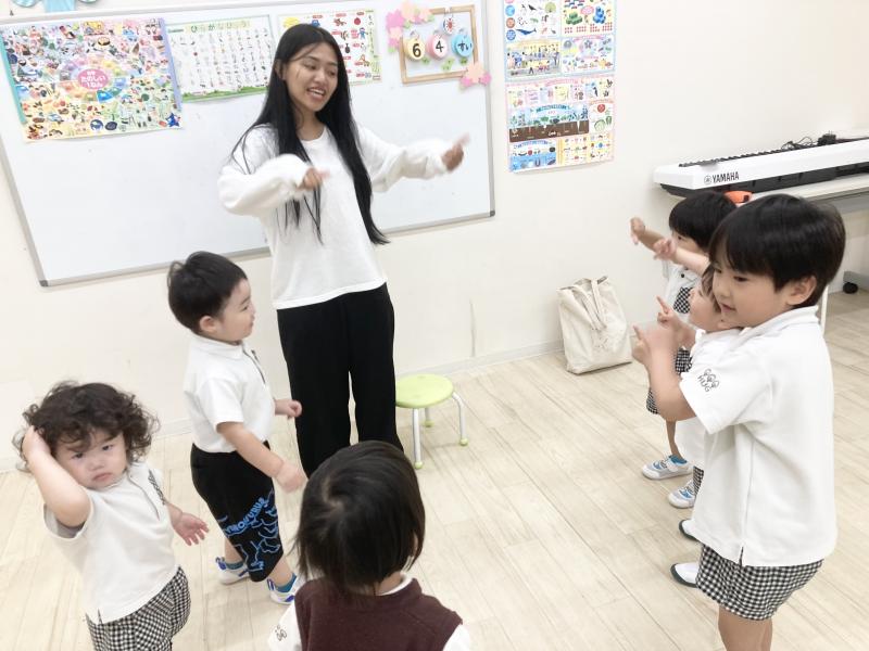 英語レッスン♪《大阪市西区新町にある幼児教室一体型保育園》