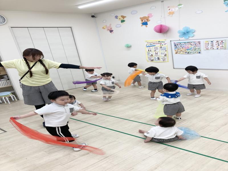 スカーフ遊びと避難訓練をしました！《大阪市西区,新町にある幼児教育一体型保育園HUGアカデミー、一時預かり、一時保育》