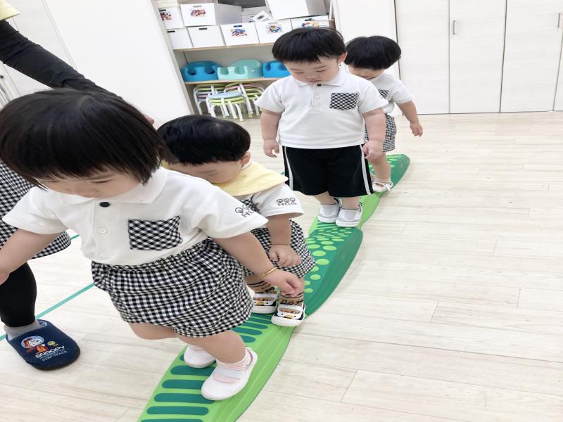 ウェーブ平均台をしましたよ！《大阪市西区,新町にある幼児教育一体型保育園HUGアカデミー、一時預かり、一時保育》