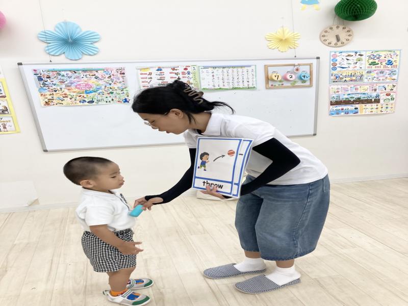 ライカ先生の英語レッスン♪ 《大阪市西区,新町にある幼児教育一体型保育園HUGアカデミー、一時預かり、一時保育》