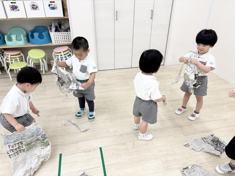 新聞遊び！《大阪市西区,新町にある幼児教育一体型保育園HUGアカデミー、一時預かり、一時保育》