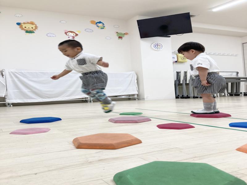 トランポリン&とびとびバランスをしました！《大阪市西区,新町にある幼児教育一体型保育園HUGアカデミー、一時預かり、一時保育》