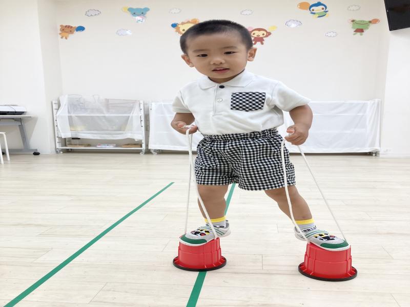バランスボードとポックリをしました♪ 《大阪市西区,新町にある幼児教育一体型保育園HUGアカデミー、一時預かり、一時保育》