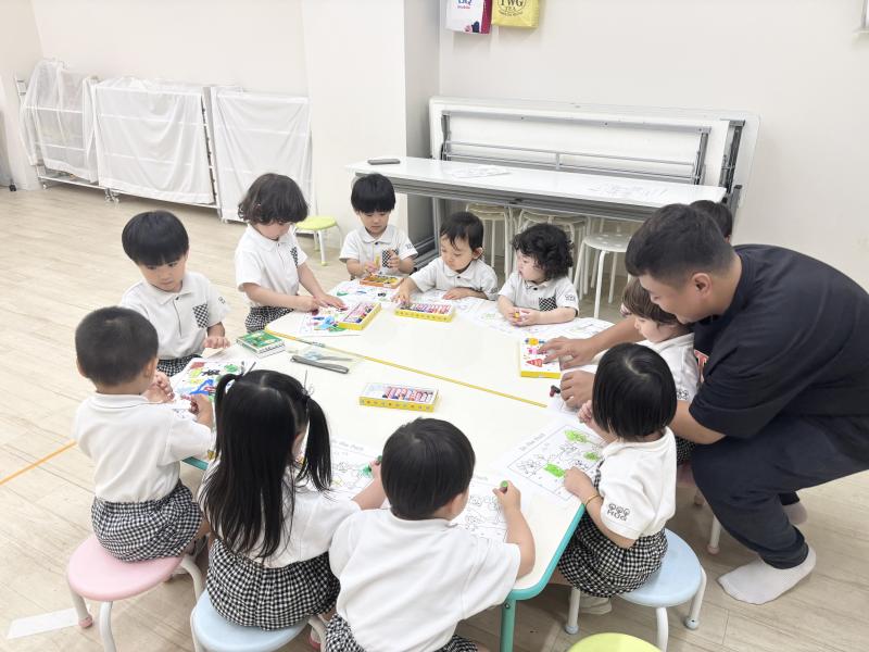 英語レッスン♪ 《大阪市西区,新町にある幼児教育一体型保育園HUGアカデミー、一時預かり、一時保育》