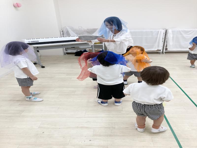スカーフを使って海の探検へ《大阪市西区,新町にある幼児教育一体型保育園HUGアカデミー、一時預かり、一時保育》