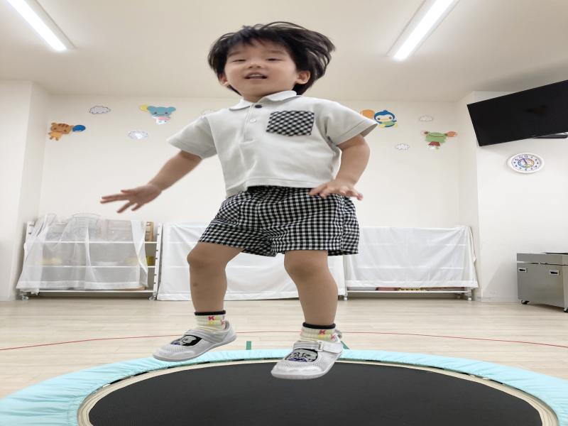 トランポリンをしましたよ！《大阪市西区,新町にある幼児教育一体型保育園HUGアカデミー、一時預かり、一時保育》