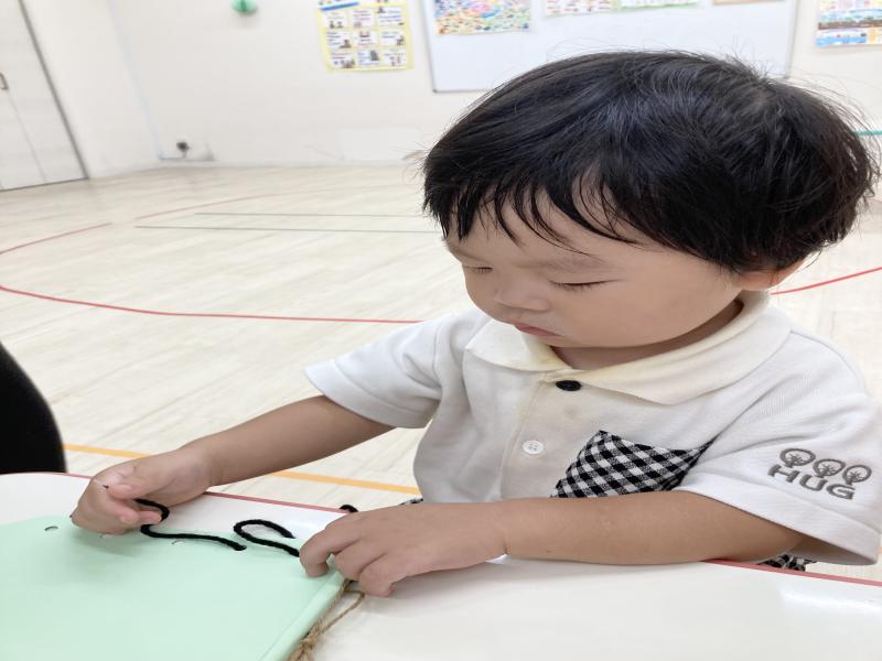 三つ編み、かがり編みをしました！《大阪市西区,新町にある幼児教育一体型保育園HUGアカデミー、一時預かり、一時保育》