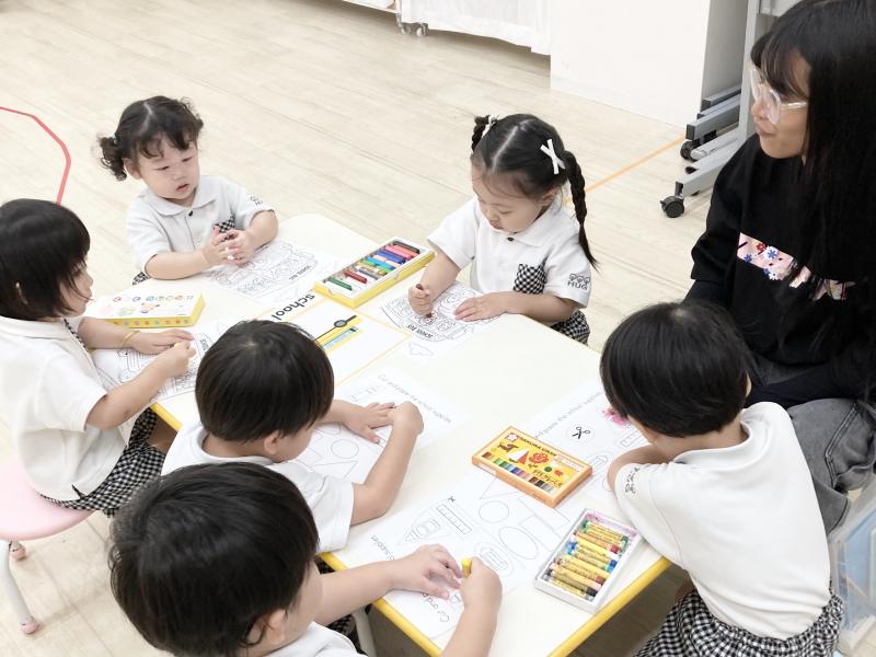 ライカ先生のイングリッシュ《大阪市西区,新町にある幼児教育一体型保育園HUGアカデミー、一時預かり、一時保育》