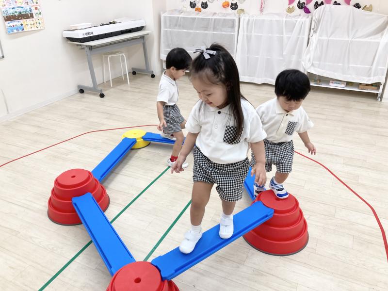 平均台をしましたよ！《大阪市西区,新町にある幼児教育一体型保育園HUGアカデミー、一時預かり、一時保育》