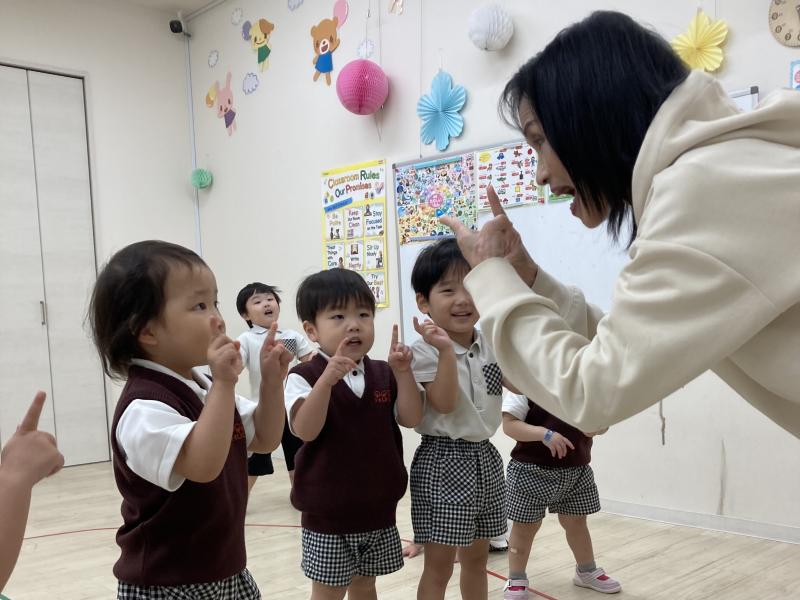 リトミックでリズム打ち《大阪市西区,新町にある幼児教育一体型保育園HUGアカデミー、一時預かり、一時保育