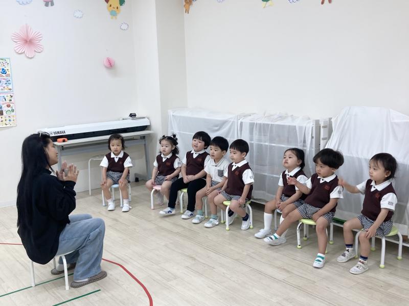 英語レッスン《大阪市西区,新町にある幼児教育一体型保育園HUGアカデミー、一時預かり、一時保育》