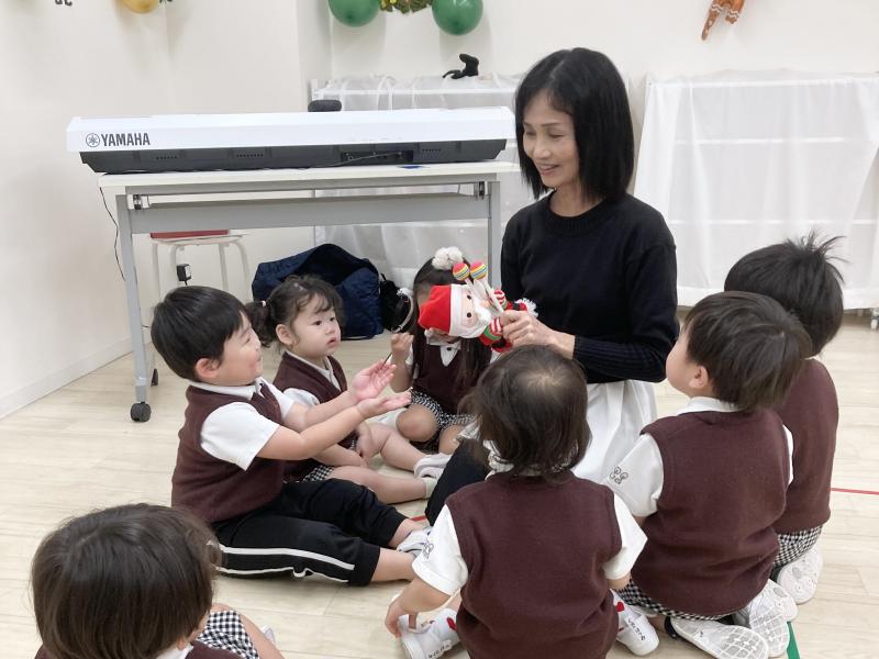 リトミック、クリスマスバージョン⭐︎ 《大阪市西区,新町にある幼児教育一体型保育園HUGアカデミー、一時預かり、一時保育》