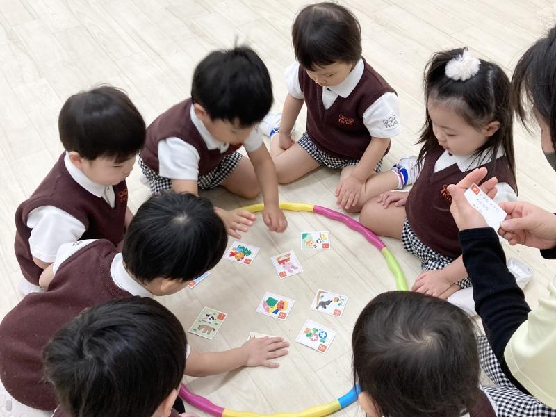 こま回しとカルタをしました！《大阪市西区,新町にある幼児教育一体型保育園HUGアカデミー、一時預かり、一時保育》