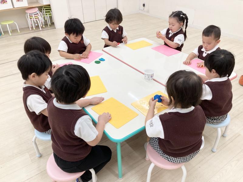 こむぎ粘土遊びをしました！《大阪市西区,新町にある幼児教育一体型保育園HUGアカデミー、一時預かり、一時保育》