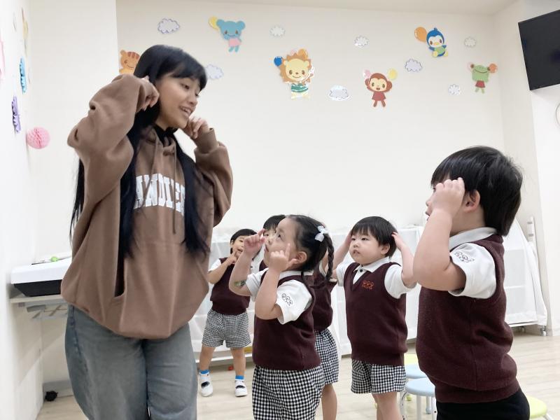 英語レッスン《大阪市西区,新町にある幼児教育一体型保育園HUGアカデミー、一時預かり、一時保育》