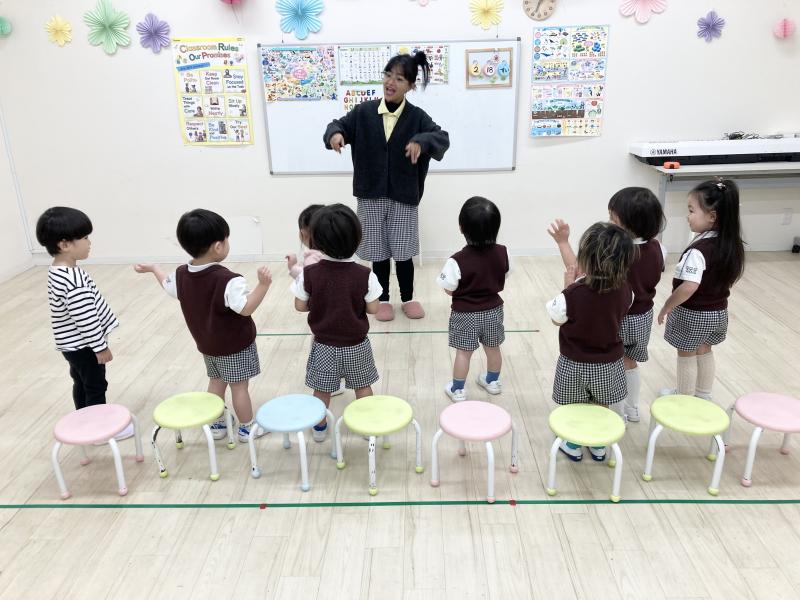 英語レッスン《大阪市西区,新町にある幼児教育一体型保育園HUGアカデミー、一時預かり、一時保育》