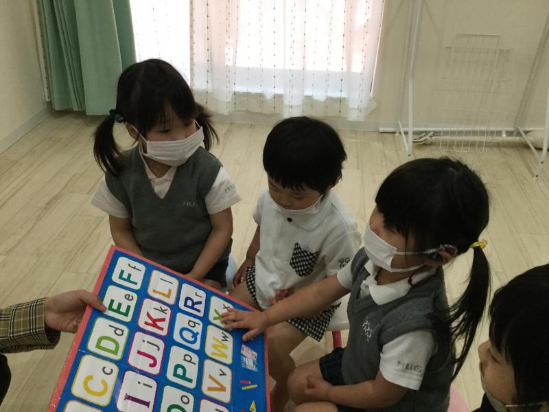 今日のカリキュラムは英語です《大阪市西区新町にある幼児教室一体型保育園》