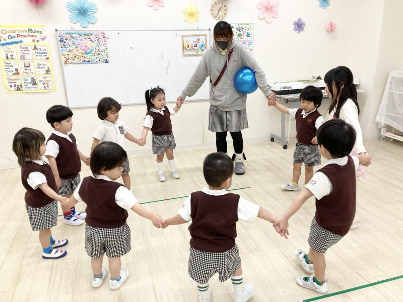 お誕生日会と基礎運動《大阪市西区、新町にある幼児教室一体型保育園》