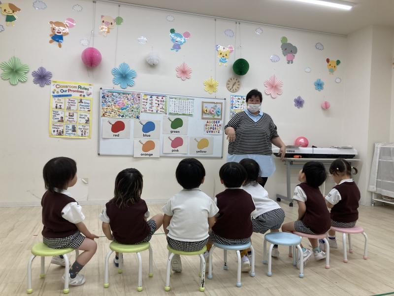 英語レッスン《大阪市西区,新町にある幼児教育一体型保育園HUGアカデミー、一時預かり、一時保育》