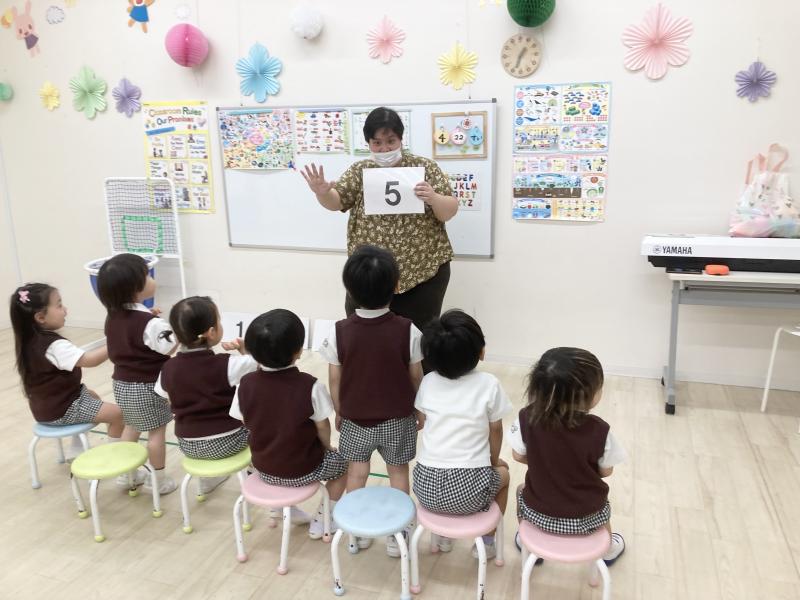 英語レッスン《大阪市西区,新町にある幼児教育一体型保育園HUGアカデミー、一時預かり、一時保育》