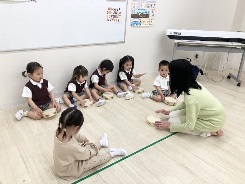 タンブリンでリズム打ち《大阪市西区,新町にある幼児教育一体型保育園HUGアカデミー、一時預かり、一時保育》