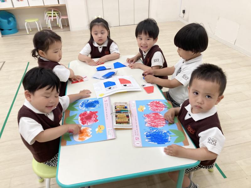 折り紙をしましたよ！《大阪市西区,新町にある幼児教育一体型保育園HUGアカデミー、一時預かり、一時保育》