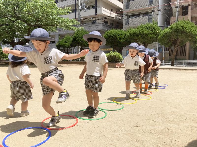 公園でジャンプ！《大阪市西区,新町にある幼児教育一体型保育園HUGアカデミー、一時預かり、一時保育》