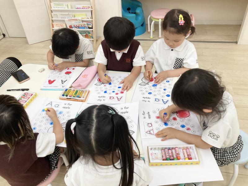 英語レッスン☆ 《大阪市西区,新町にある幼児教育一体型保育園HUGアカデミー、一時預かり、一時保育》