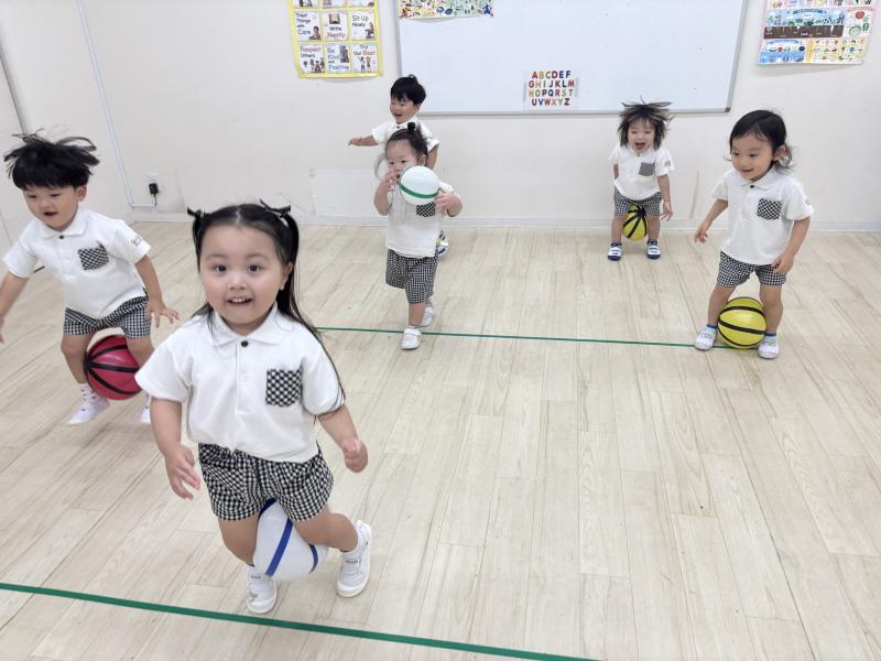 風船遊び！＜大阪市西区新町にある幼児教育一体型保育園HUGアカデミー、一時預かり、一時保育