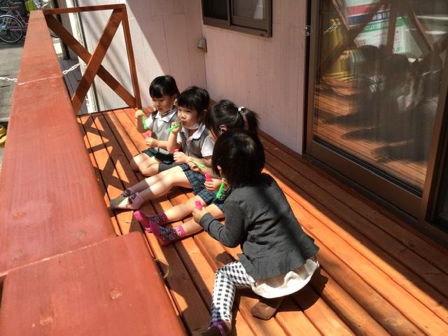HUGキッズにウットデッキが出来上がりました！《大阪市西区、新町にある幼児教室一体型学べる保育園》