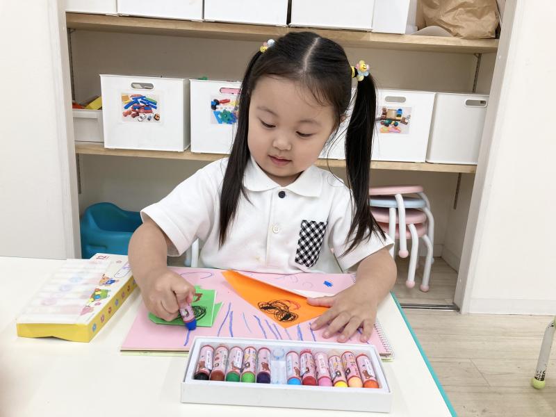 折り紙で、蛙さんを折りましたよ☆ 《大阪市西区,新町にある幼児教育一体型保育園HUGアカデミー、一時預かり、一時保育》