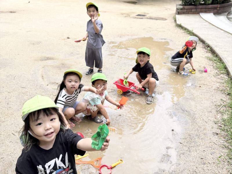 泥んこ遊びをしましたよ！《大阪市西区,新町にある幼児教育一体型保育園HUGアカデミー、一時預かり、一時保育》
