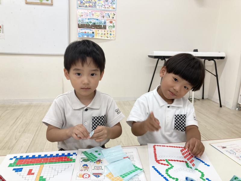 シール貼りをしましたよ☆ 《大阪市西区,新町にある幼児教育一体型保育園HUGアカデミー、一時預かり、一時保育》