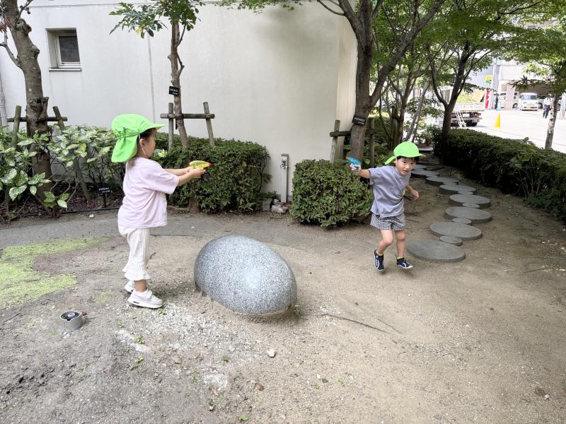 水鉄砲あそび！《大阪市西区,新町にある幼児教育一体型保育園HUGアカデミー、一時預かり、一時保育》