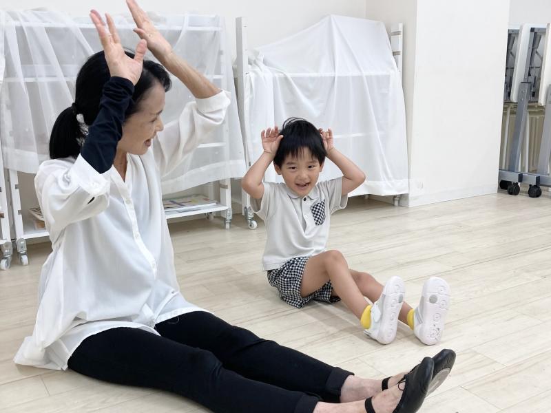 リトミック、ドレミのかいだん♪ 《大阪市西区,新町にある幼児教育一体型保育園HUGアカデミー、一時預かり、一時保育》