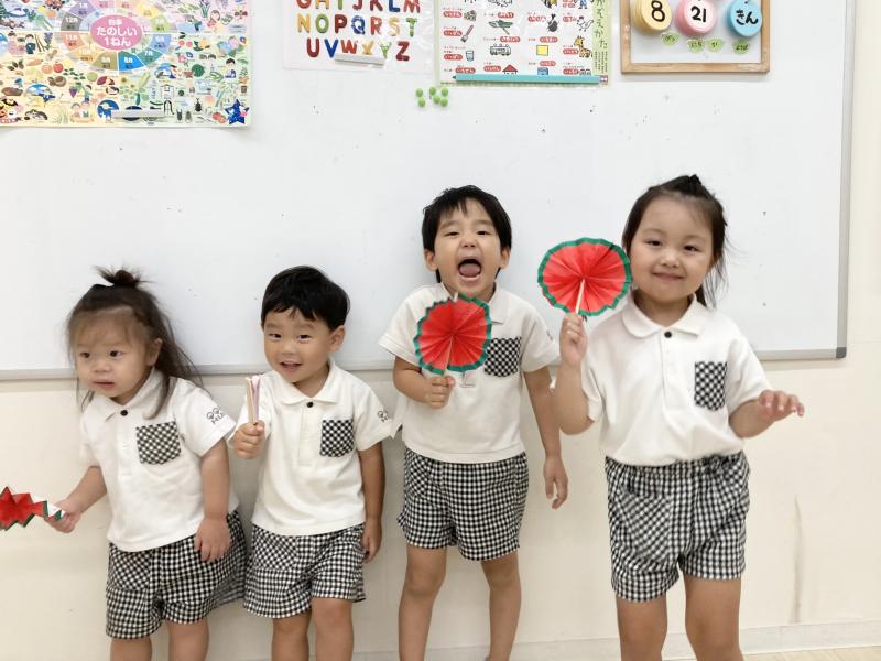 スイカうちわを作りました☆ 《大阪市西区,新町にある幼児教育一体型保育園HUGアカデミー、一時預かり、一時保育》