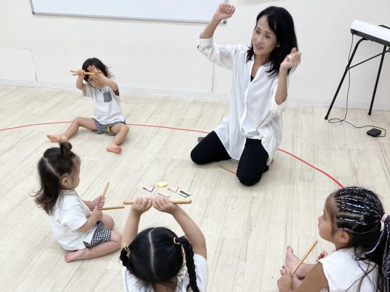 リトミックでリズム打ち♪ 《大阪市西区,新町にある幼児教育一体型保育園HUGアカデミー、一時預かり、一時保育》