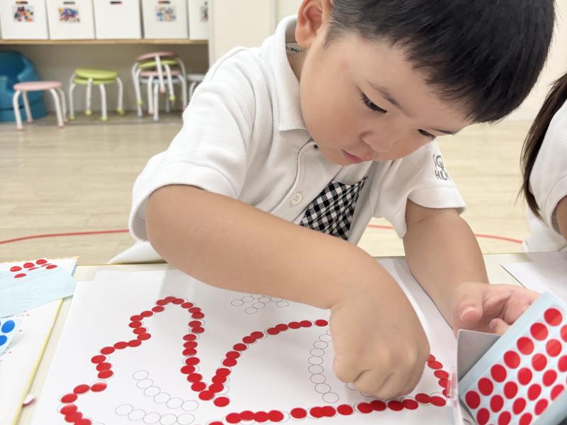 シール貼りとえんぴつの持ち方学習 《大阪市西区,新町にある幼児教育一体型保育園HUGアカデミー、一時預かり、一時保育》